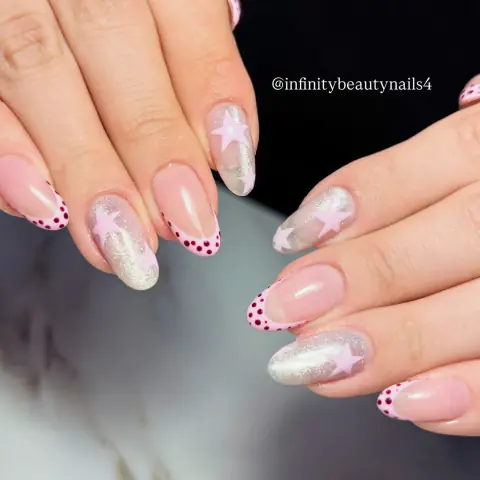 Uñas almendradas con estrellas y puntos rosados