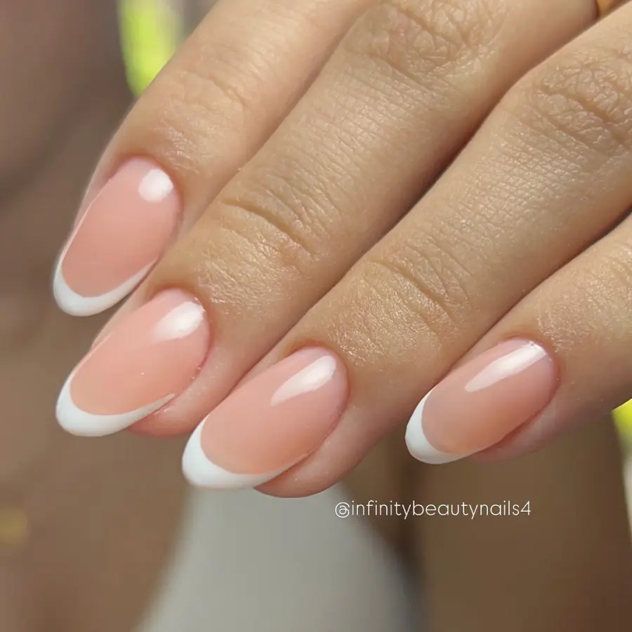 French clásico en uñas almendradas
