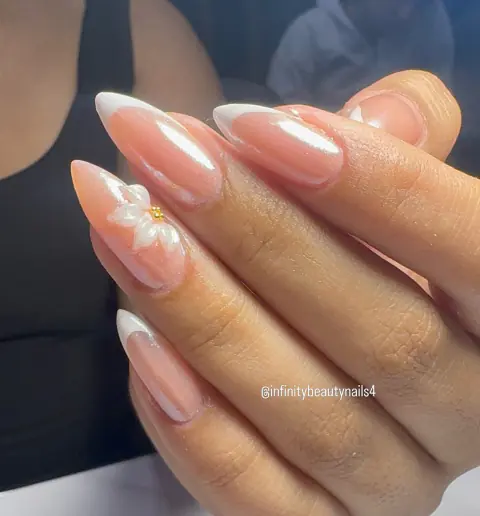 French blanco con flor delicada