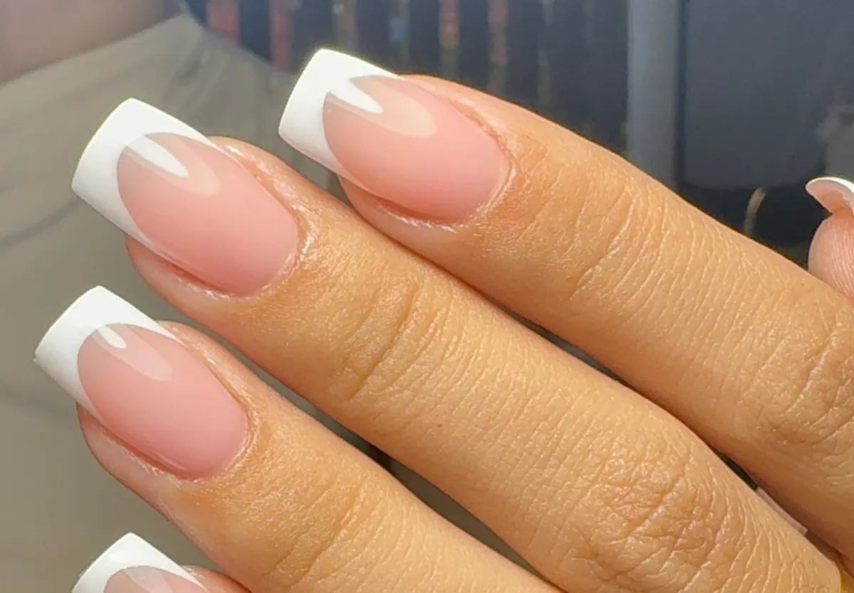 Manicura french delicada sobre base nude translúcida